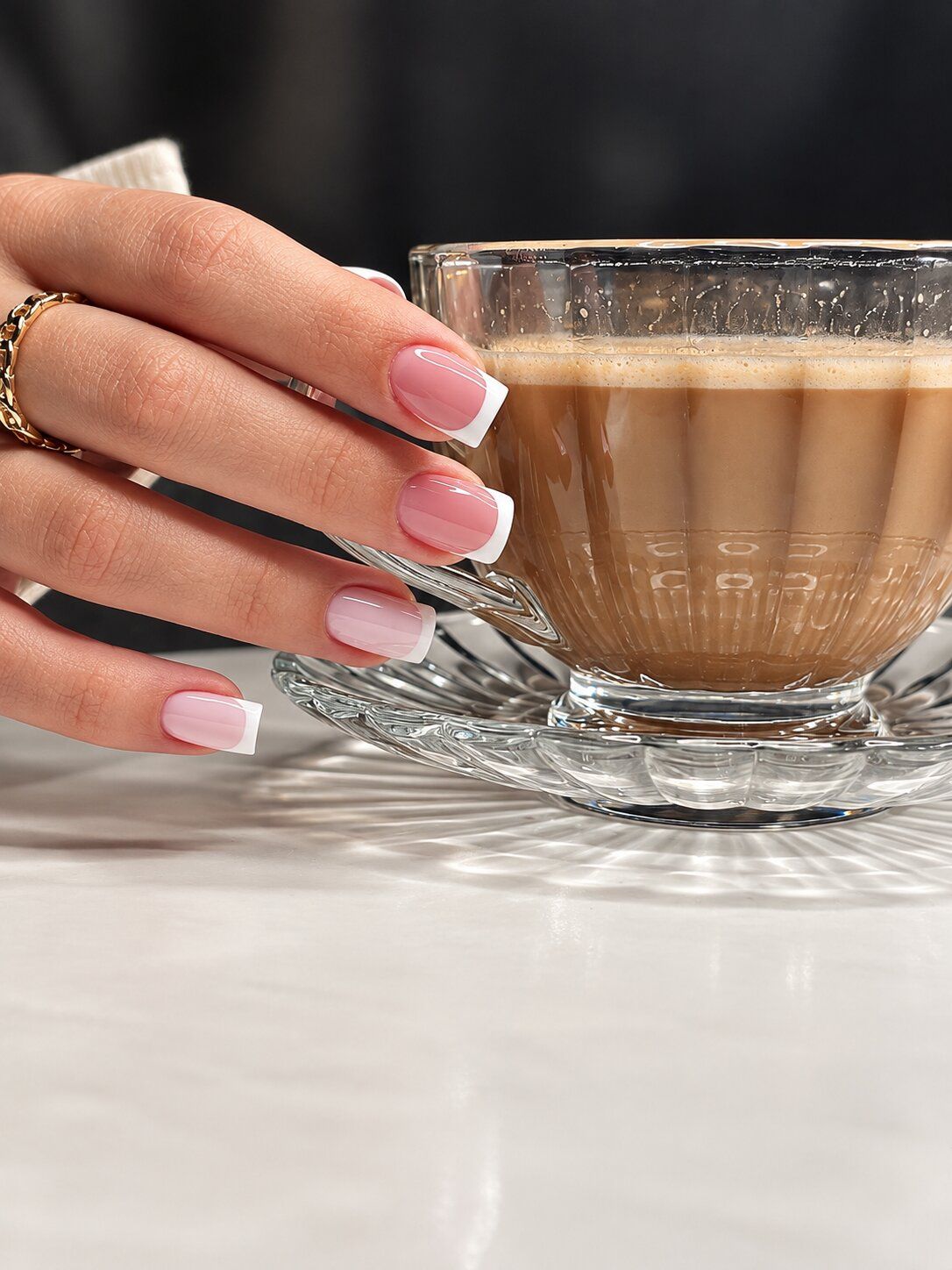 Różowy french manicure — zbliżenie dłoni